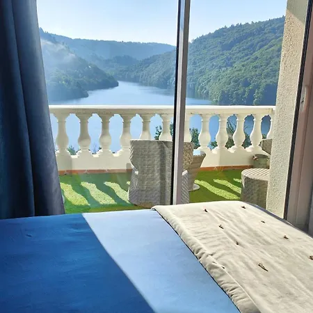 Πανσιόν Ma Au Bord De L'eau Miremont (Puy-de-Dome)
